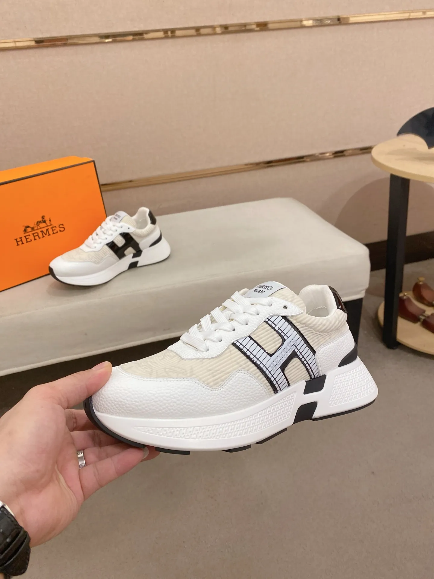 Factory price: 560💰《HERMES》【Classic Original Version】Hermès; Top 🔝 Purchasing Agency 🔍🔍Men's latest 🇺🇸 counters are on sale simultaneously, imported from Italy original ▲▲cowhide ▲▲ (high-end, nobility, class) ) Exquisite workmanship (Italian 🇮🇹 imported water-dyed 🐂 cowhide lining) sole: original sole provided by the original factory, ⚠️exclusive double-layer activity·TPR·rubber·combined molded outsole; super comfortable·wear-resistant·non-slip·environmental protection The real thing is more beautiful if you take the real thing (high quality, follow the order). You can enter and exit the counter at will * Number of yards: 38-44 (45 can be customized and cannot be returned or exchanged)
